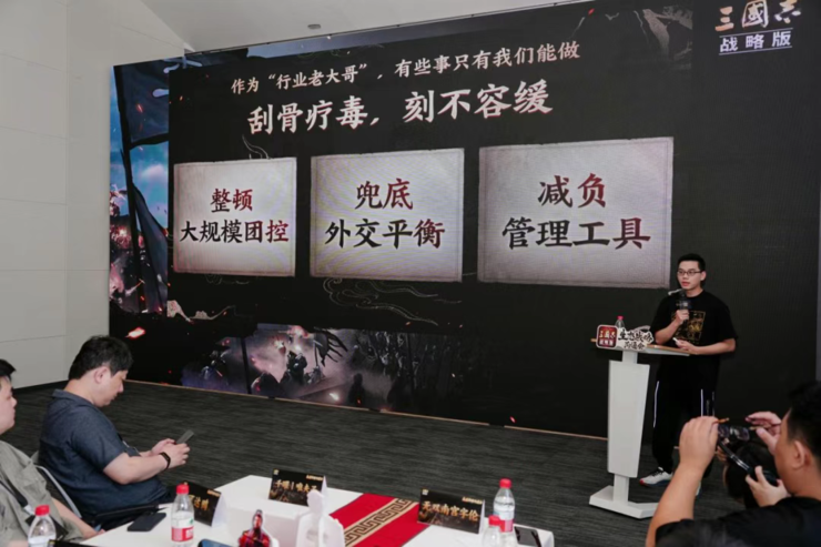 当SLG陷入「减负陷阱」，他们却砸1亿让玩家「专心打架」