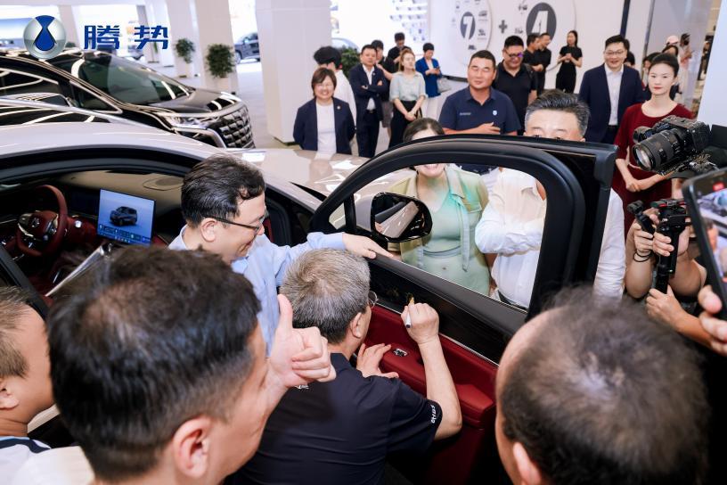 北京大学企业家代表团到访腾势汽车暨尊享交付仪式