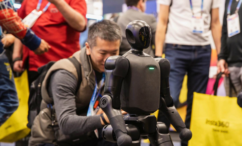 上纬启元研究院实现全球首个定位家庭场景衣物端到端大模型突破，视频一镜到底