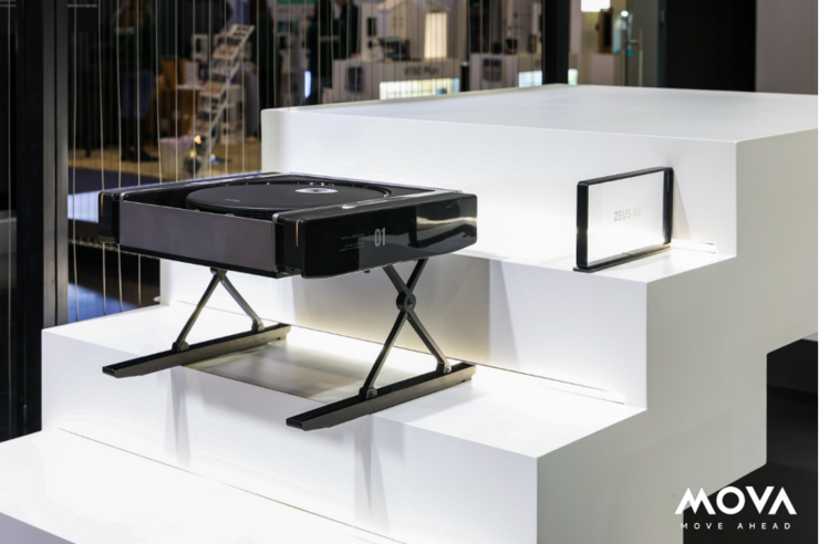 在CES现场，我看见一台MOVA扫地机飞上了“二楼”