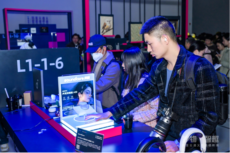 多品类齐发，AI内化于芯：安克创新以智能硬件矩阵展现全球领军者实力