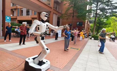 当具身智能机器人在养老院「秀」了一把