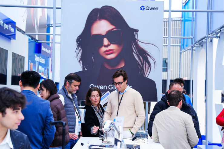 千问AI眼镜真机曝光：首秀MWC2026，全球观众排队试戴