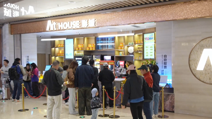 全球首例在深落地！越疆人形机器人在影院全自主上岗