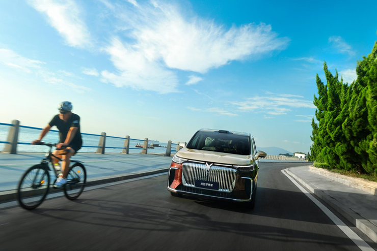 纯电续航350公里,2026款岚图梦想家正式上市,打破行业困局!