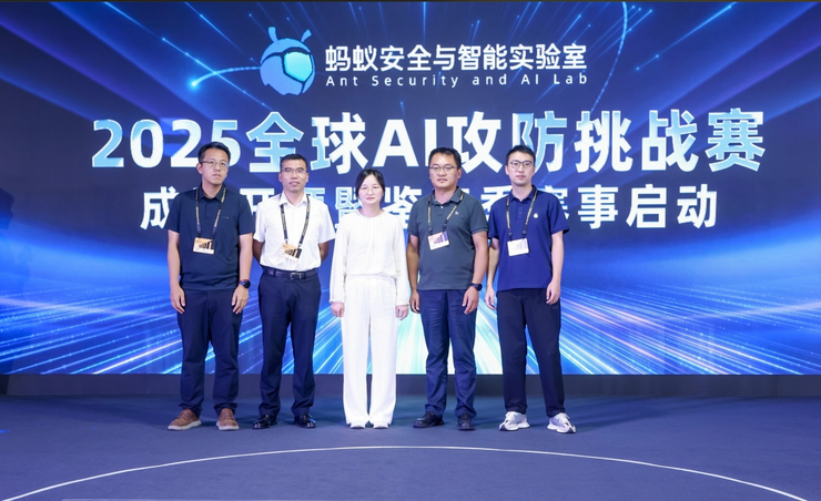 外滩大会AI科创赛冠军揭晓！近两万人争夺智能硬件、AI安全，金融智能三赛道冠亚季军