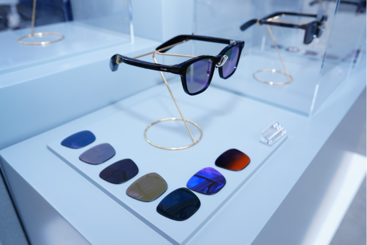 千问AI眼镜真机曝光：首秀MWC2026，全球观众排队试戴