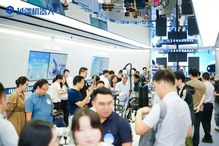 十年出货超10万台，越疆以全栈自研与数据闭环布局具身智能
