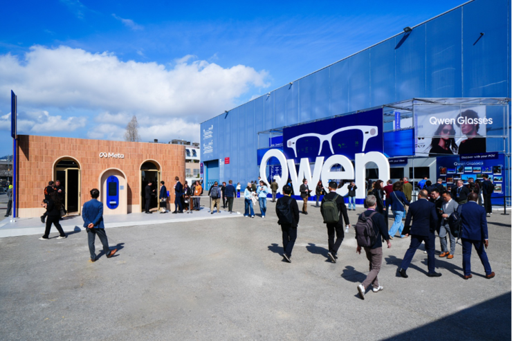 千问AI眼镜真机曝光：首秀MWC2026，全球观众排队试戴