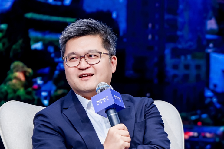 2025外滩大会开幕，蚂蚁集团CEO韩歆毅：在医疗健康领域，专业AI做到极致会更强