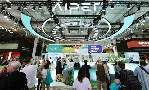 元鼎智能亮相IFA 2025 | 全球首发 AI泳池清洁机器人