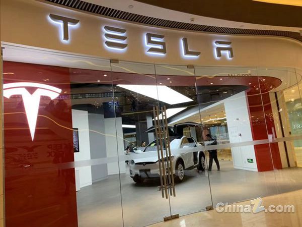 ​特斯拉 AI 系统提前 70 毫秒弹出安全气囊，显著提升车辆安全性