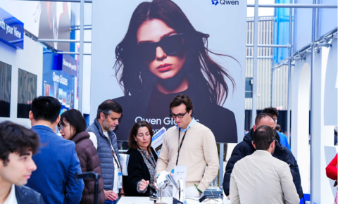 千问AI眼镜真机曝光：首秀MWC2026，全球观众排队试戴