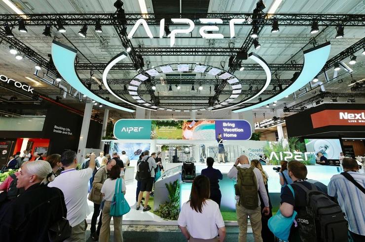 元鼎智能亮相IFA 2025 | 全球首发 AI泳池清洁机器人