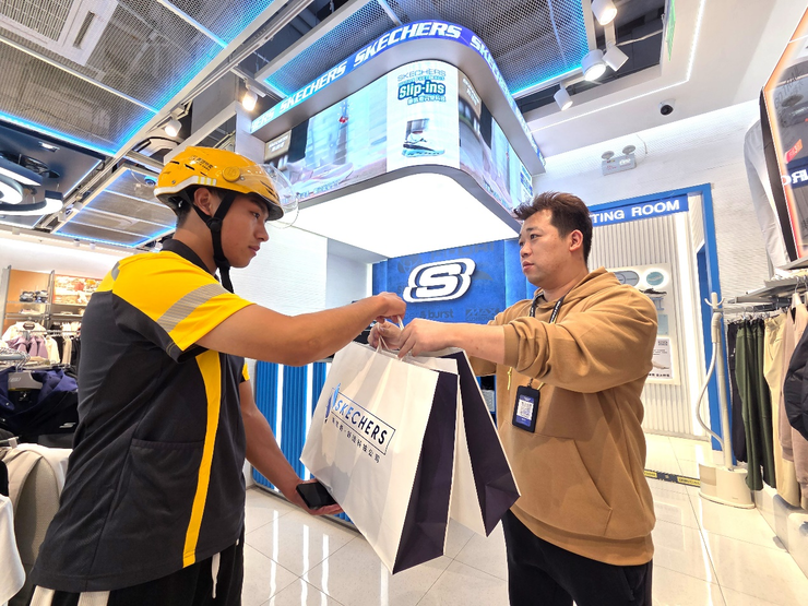 双11服饰品类爆单后，斯凯奇等运动品牌加速入驻美团闪购